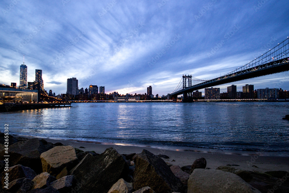 Fototapeta premium D.U.M.B.O. view of the NY skyline and Manhattan Bridge