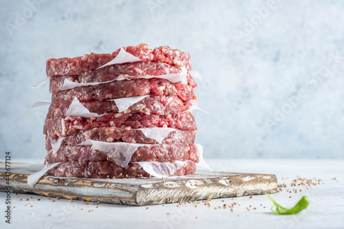 Fotografía Stack of fresh raw beef burger patty