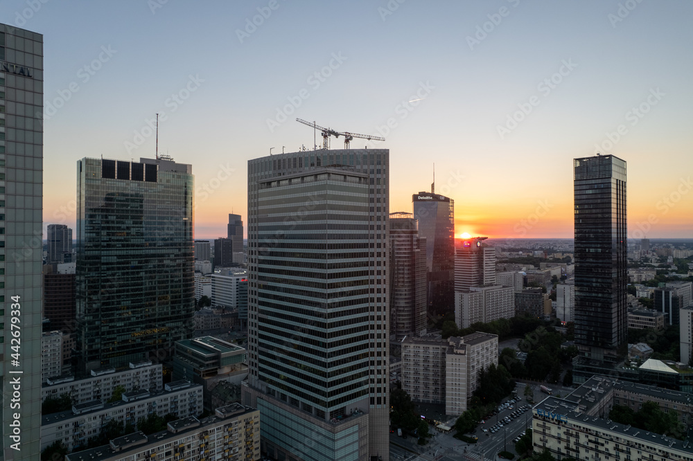 Fototapeta premium Warszawa - centrum miasta, zachód słońca, wieżowce widziane z drona
