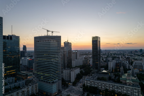 Warszawa - centrum miasta, zachód słońca, wieżowce widziane z drona © Arkadiusz