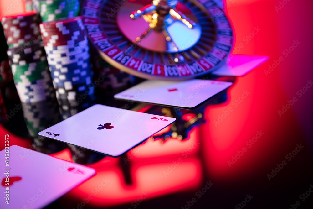 Obraz premium Casino theme. Roulette wheel, cards, poker chips and dice on red background.