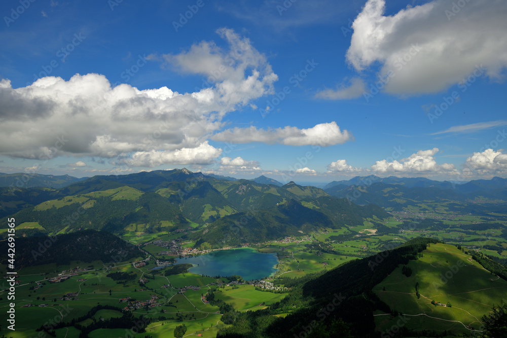 Blick vom Gipfel des Heuberg auf den Walchsee im Kaiserwinkel bei Kufstein
