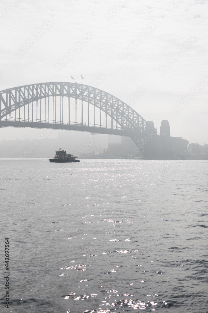 Obraz premium Sydney Harbor Bridge in the fog