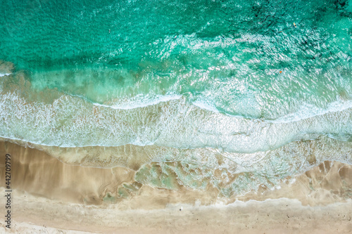 澄んだ穏やかな海　空撮