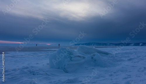 Bild auf Leinwand Snowdrifts and ice hummocks lie on the endless frozen lake