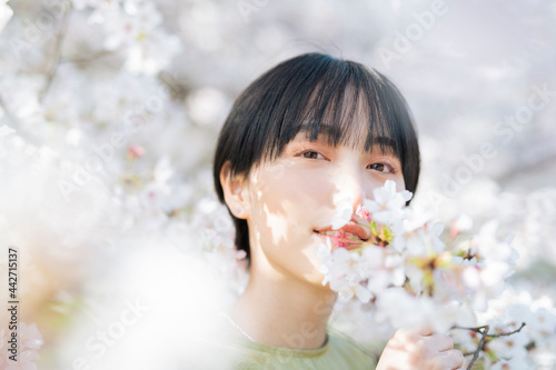 桜と女性のポートレート © One