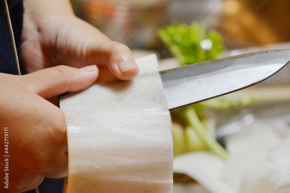 Fotografia Do Stock 大根 桂むき 包丁 手 料理 日本料理 薄い 女性 白い 練習 葉 根菜 つま 千切り 仕事 趣味 在宅 剣 妻 主婦 台所 なっきり包丁 器用 アップ ナイフ サラダ 野菜 Adobe Stock
