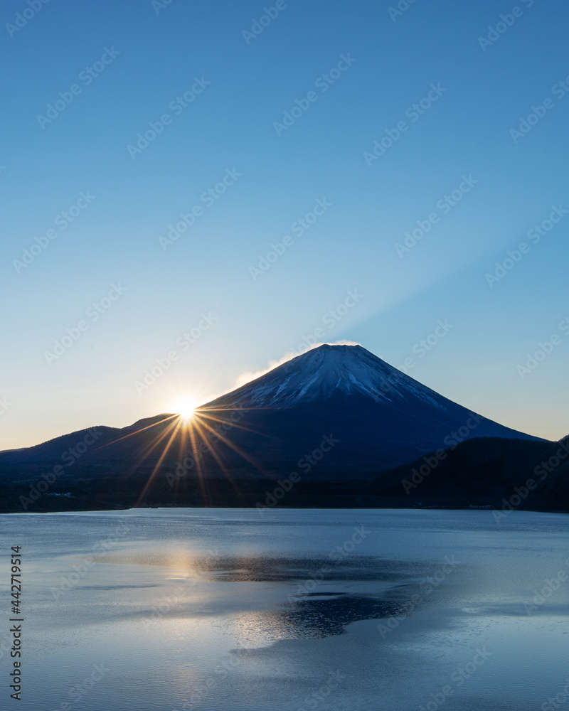 富士山と初日の出（本栖湖にて）