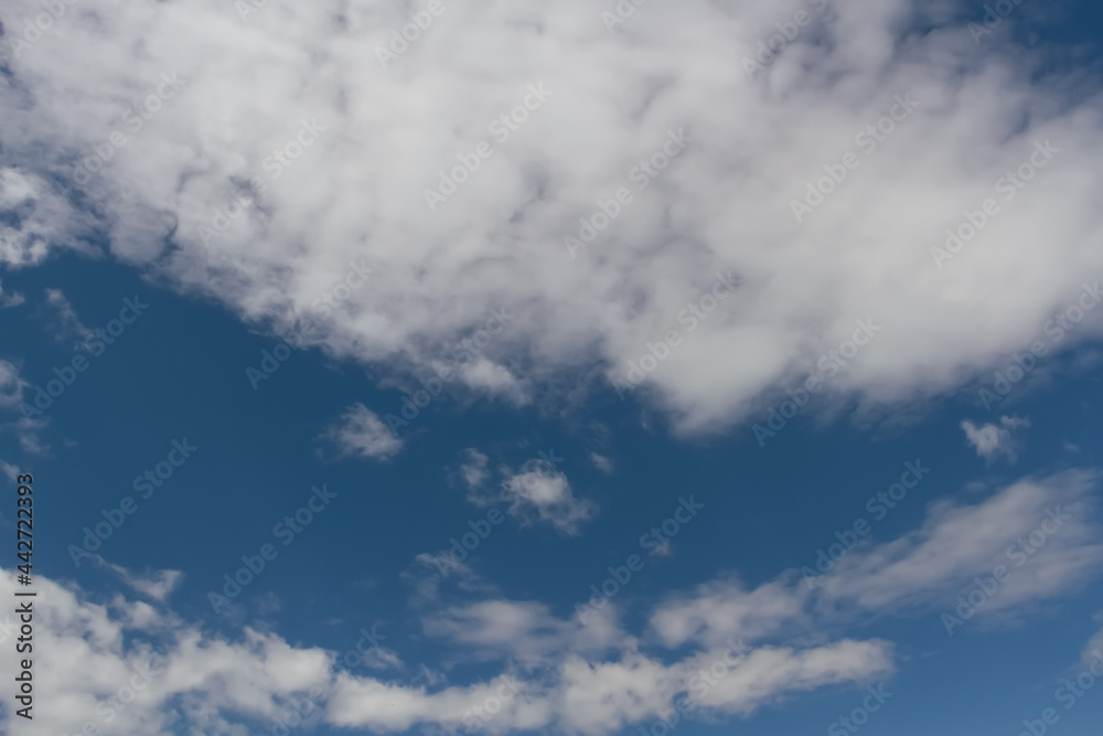 Obraz premium Blue summer sky covered with white clouds