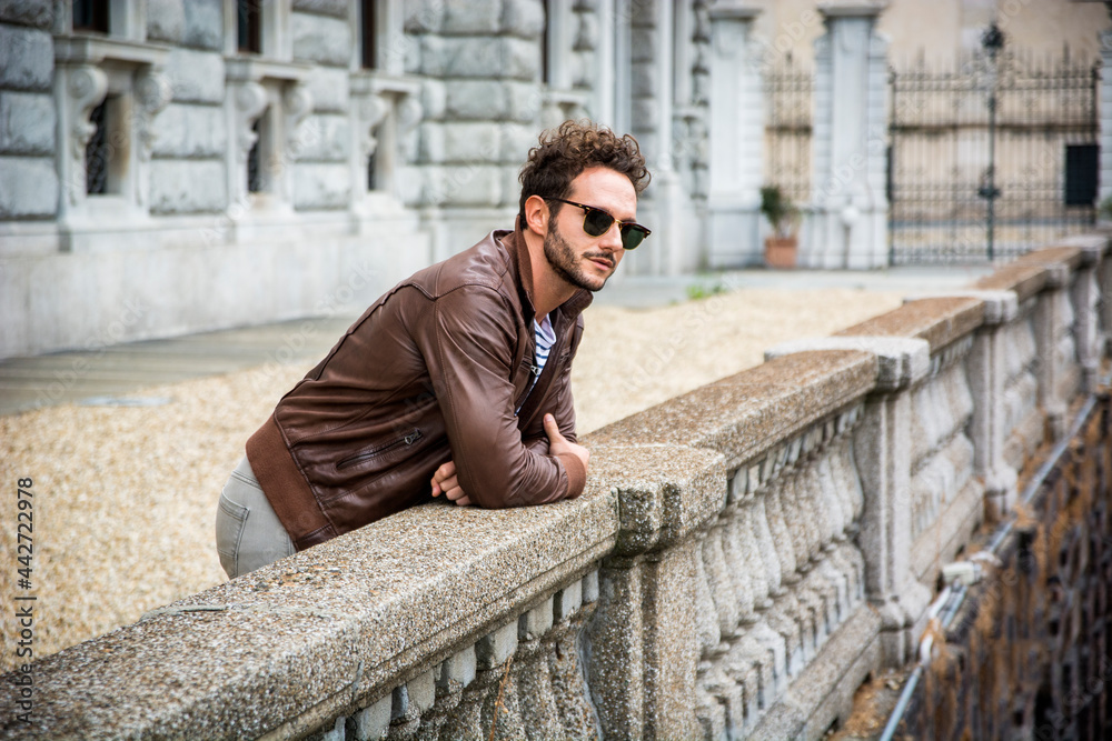 Obraz premium Handsome young man outdoor wearing leather jacket