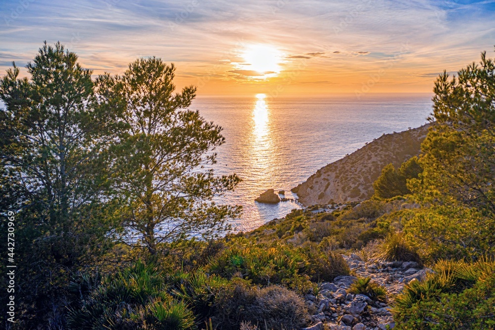Obraz premium Sunrise in Cala Galdana, Menorca, Spain. view of sky, sea and sun