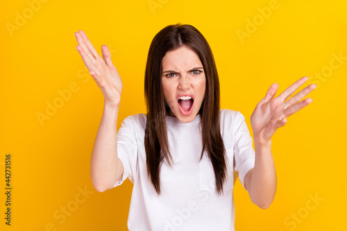 Foto Photo of young crazy shouting angry mad furious girl having argument scandal iso