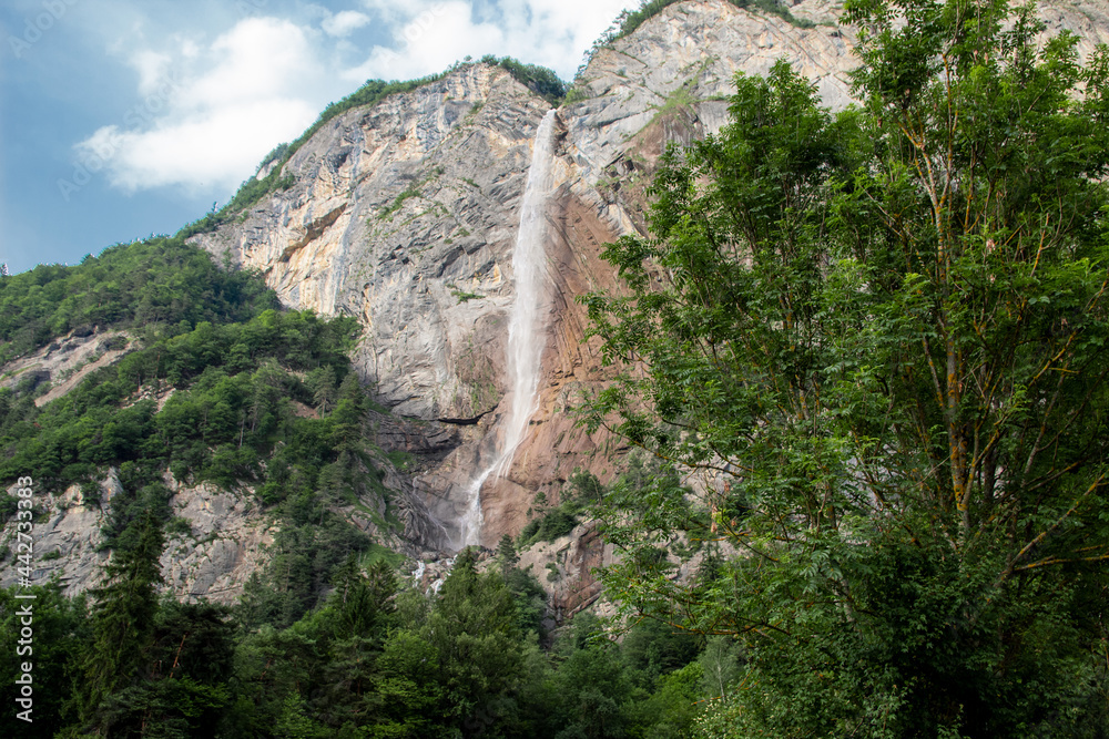 Belle cascade en flanc de montagne. Paysage de montagne dans les Alpes.