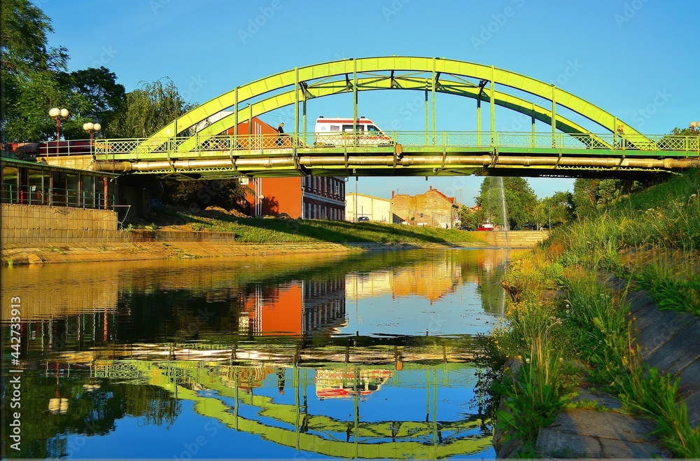 Obraz premium Ambulance crossing the green bridge in Zrenjanin
