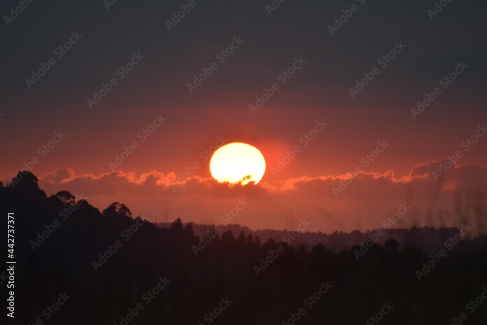 vista de la puesta de sol del 30 de junio desde Illas, Asturias, España