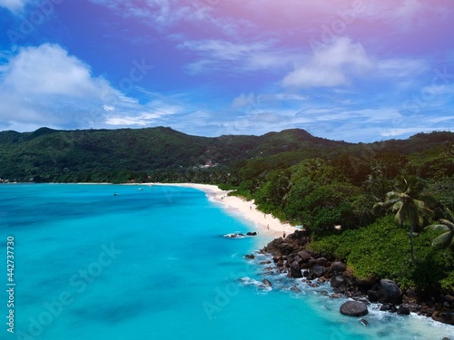 Drohnenaufnahme eines Strandes auf den Seychellen