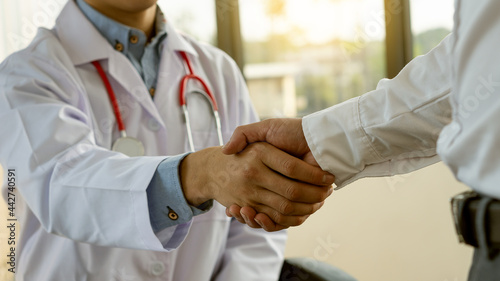 Patients and doctors shake hands after giving advice and advice on treating medical concepts.