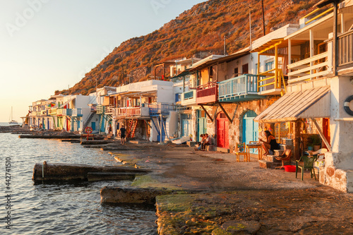 Fototapeta Naklejka Na Ścianę i Meble -  Fischerdorf Klima,  Fischerhütten am Strand, Milos, Kykladen, Griechenland