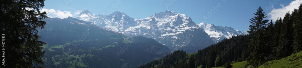 Berg-Panorama: Eiger, Mönch und Jungfrau in den Schweizer Alpen