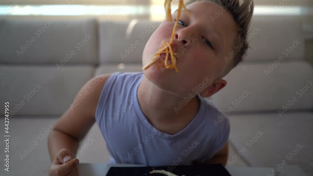 NIño comiendo espaguetis