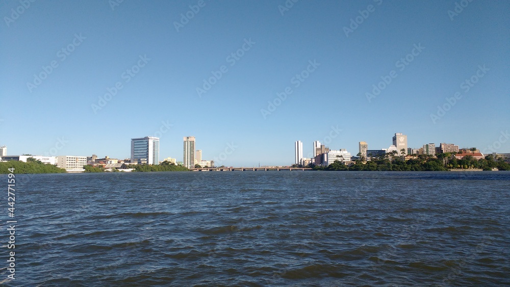 Recife, cidade maravilhosa, beleza que esplandece nas águas do rio que corta a cidade ao meio.