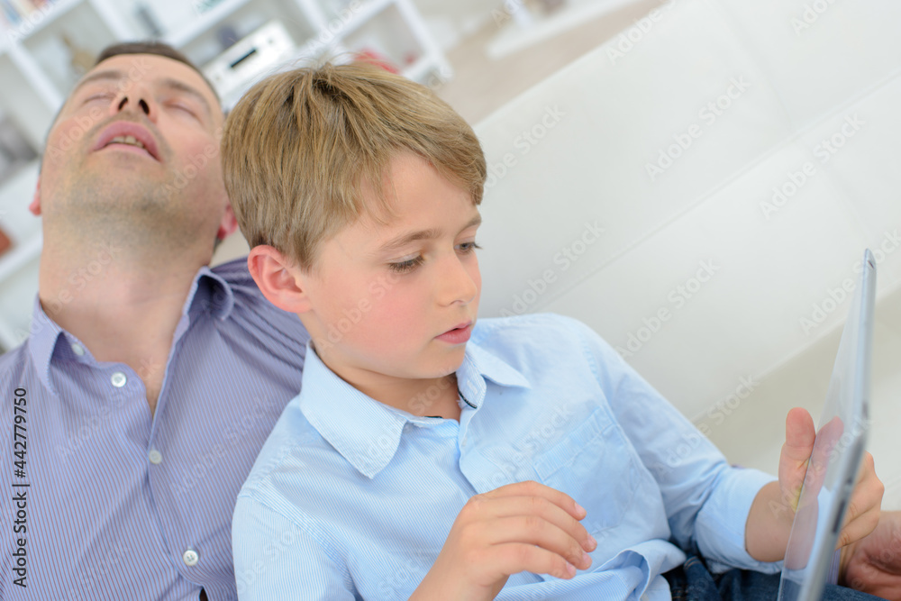 Obraz premium a young boy playing tablet