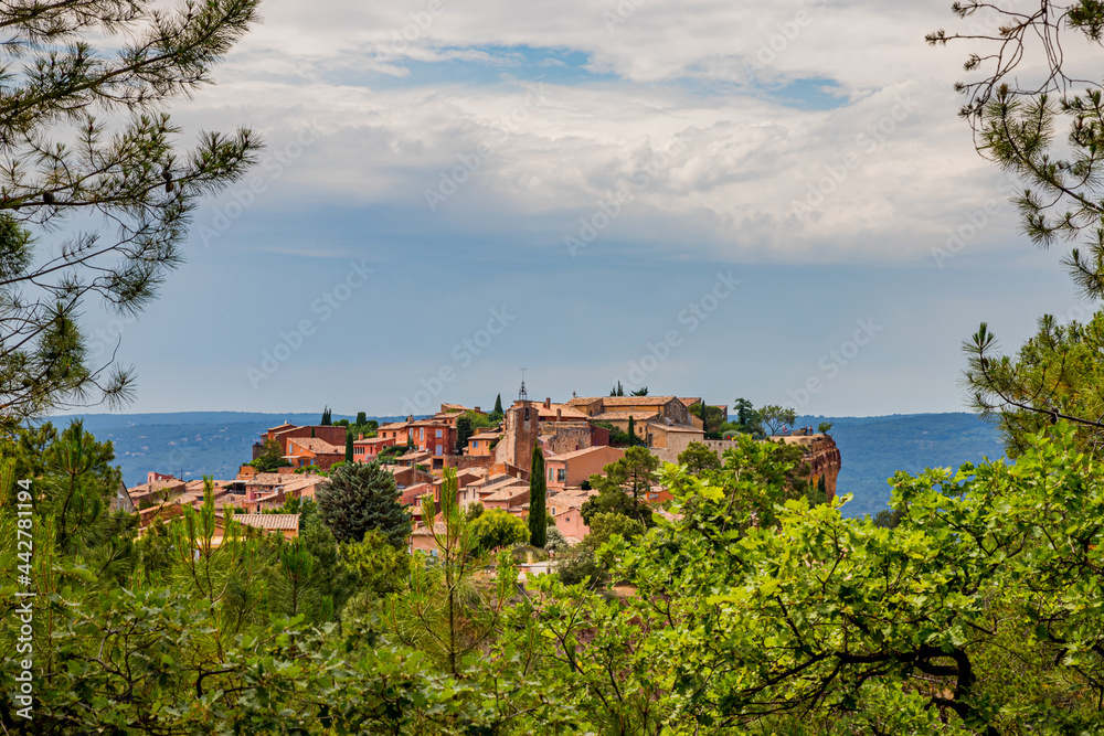 Vue sur Le village de Roussillon depuis Le Sentier des Ocres