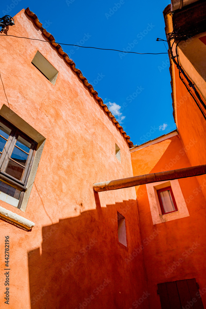 Fototapeta premium Dans les rues du village de Roussillon