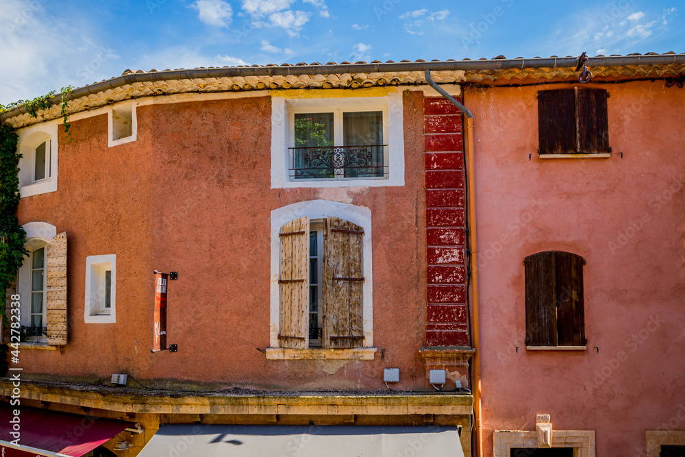 Dans les rues du village de Roussillon