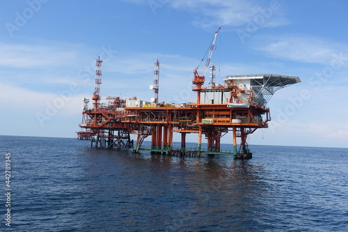 piattaforma nell'adriatico eestrazione gas metano © andreafer99