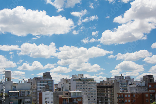 vista aérea panorámica de ciudad con cielo celeste con nubes 