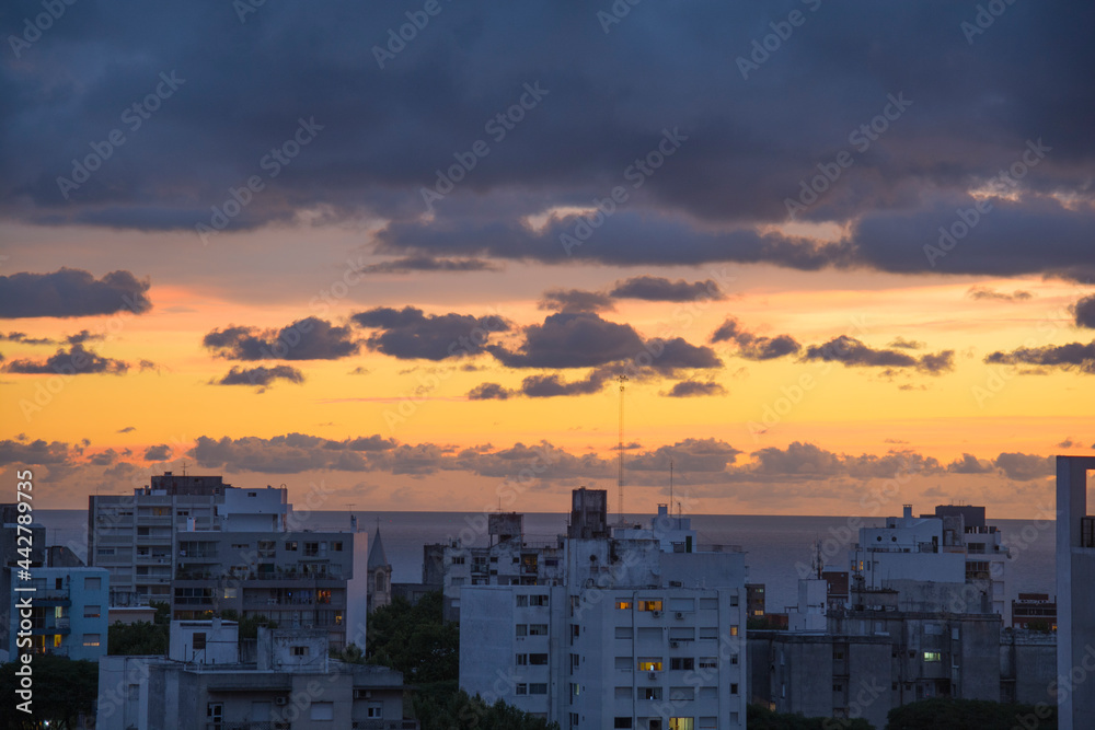 Vista aérea de amanecer o atardecer de la ciudad de Montevideo, Uruguay