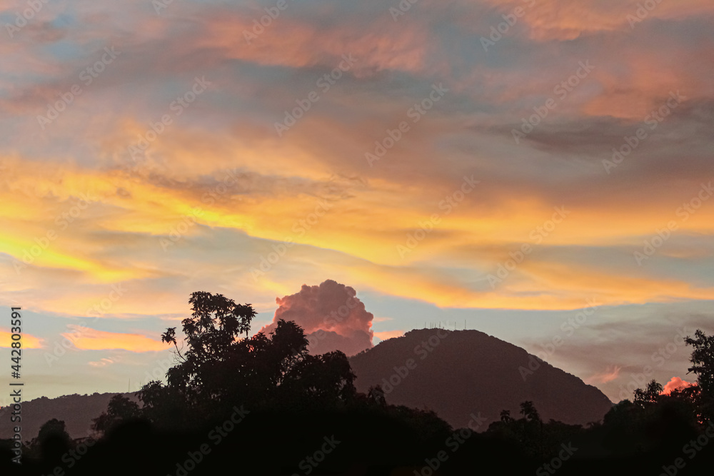 Las nubes de fuego están sobre el volcán Las nubes de fuego están sobre el volcán