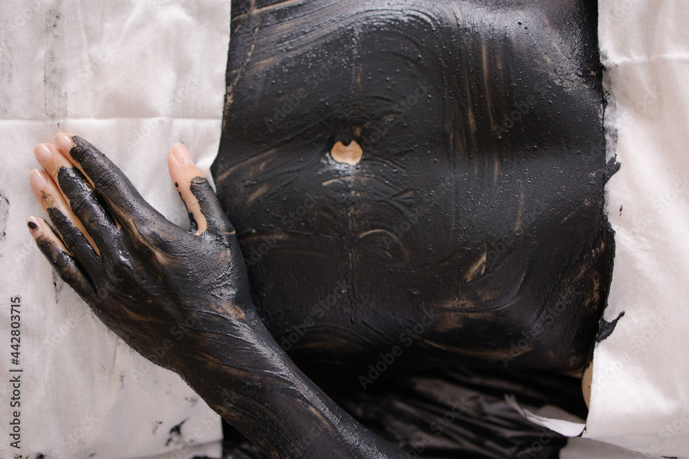 Whole body mud wrap. The abdomen is covered with a clay mask. Spa