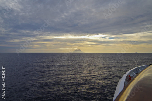 Kreuzfahrt ins Mittelmeer auf Luxus Kreuzfahrtschiff - Dream holiday vacation on luxury cruiseship cruise ship liner in the Mediterranean photo