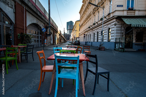 Ein Tisch mit bunten Stühlen im dritten Bezirk ihn Wien