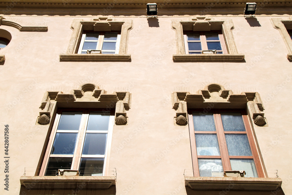 Obraz premium Old colorful and majestic facade in Alicante