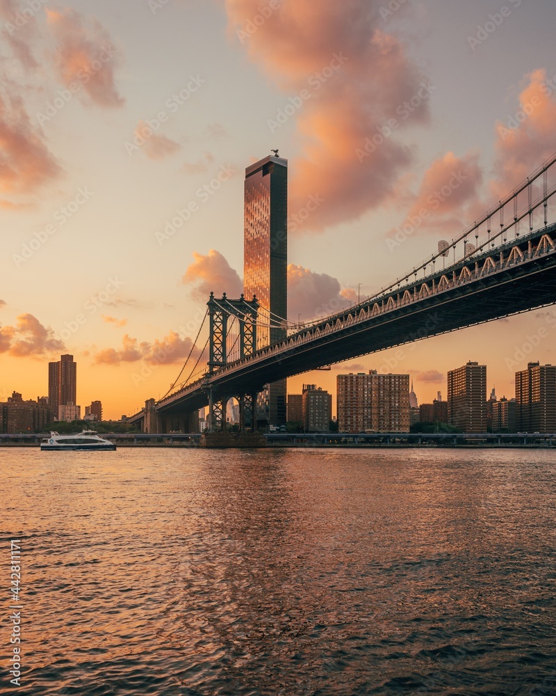 Fototapeta premium The Manhattan Bridge at sunset, from Dumbo, Brooklyn, New York