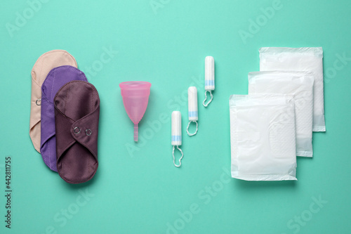 Φωτογραφία Different menstrual hygiene products on turquoise background, flat lay