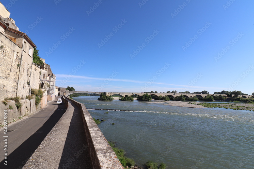Le pont du Saint Esprit, pont medieval sur le fleuve Rhone, village de