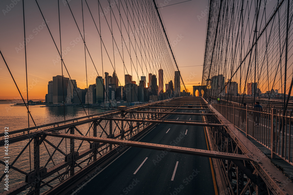 Obraz premium Sunset view of the Manhattan Skyline, from the Brooklyn Bridge, New York City