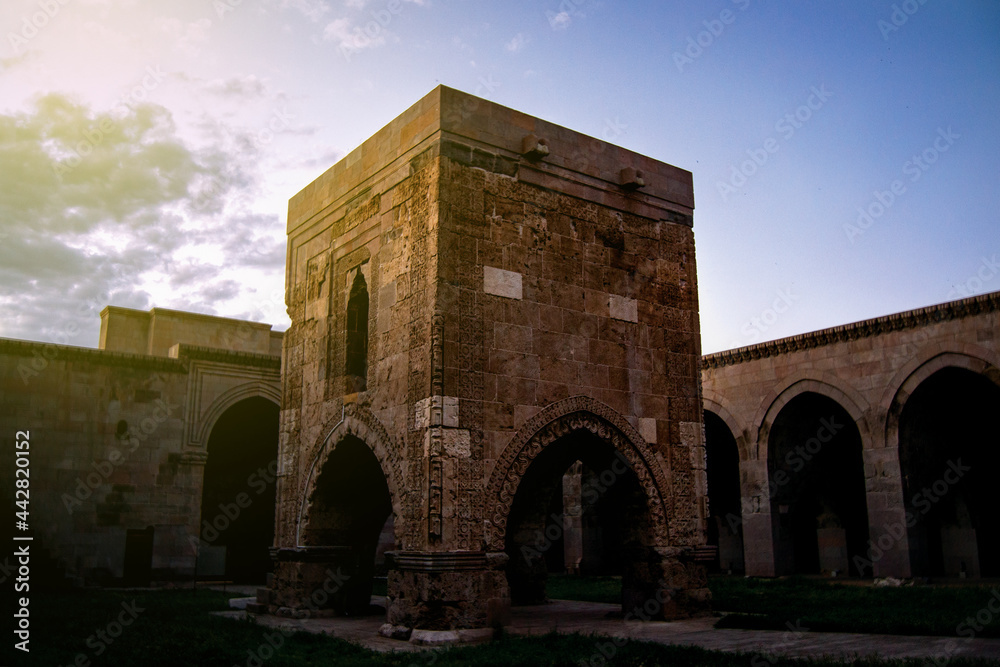 Historical building and courtyard, Sultan Hanı kayseri Türkiye, Sanat Tarihi, Tarih, Köşk Mescid