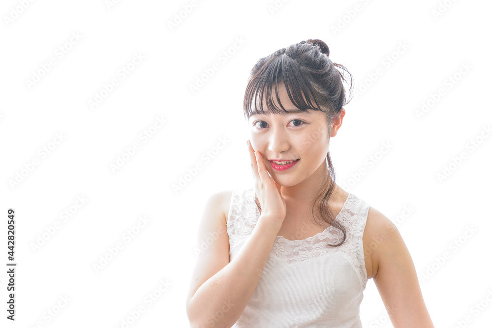 オフィスでデスクワークをする若いビジネスウーマン オフィスでデスクワークをする若いビジネスウーマン