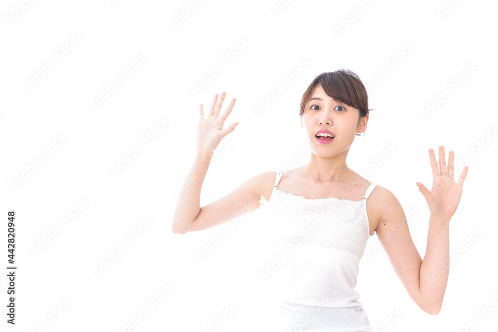 驚く若い女性