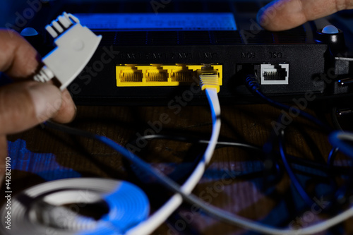 Person installiert Anschluss Kabel Verbindung von Router Netzwerk Internet Installation 