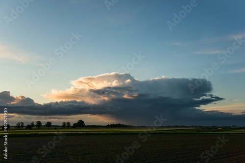 Obraz na płótnie large rain cloud far into the sky w salonie