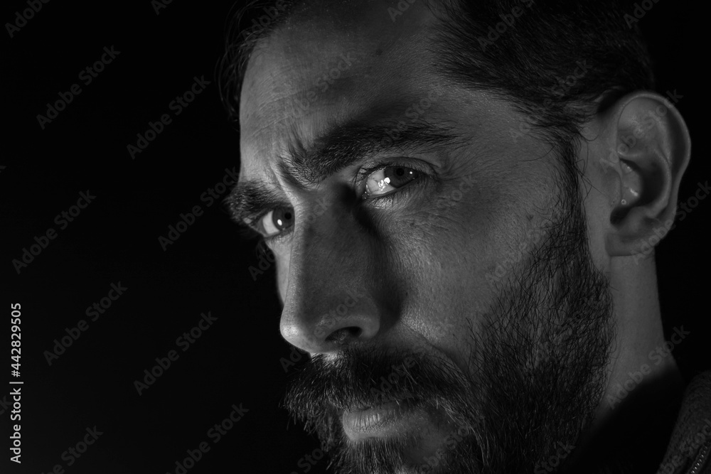 mirada de costado de un hombre, perfil de un rostro mirada de costado de un hombre, perfil de un rostro