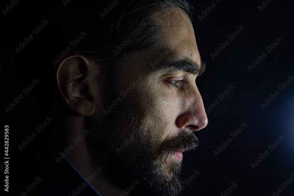 perfil poco iluminado del rostro de un hombre perfil poco iluminado del rostro de un hombre