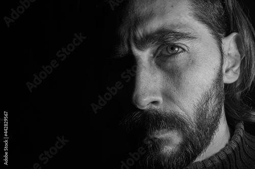 medio rostro de un hombre mirando directo a la cámara en un primer plano  