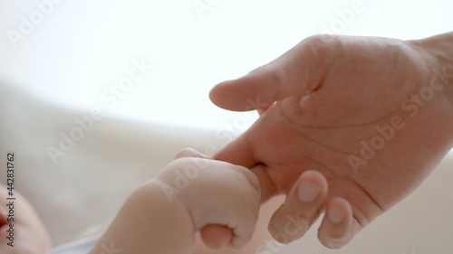 お母さんの手を握る赤ちゃんの手